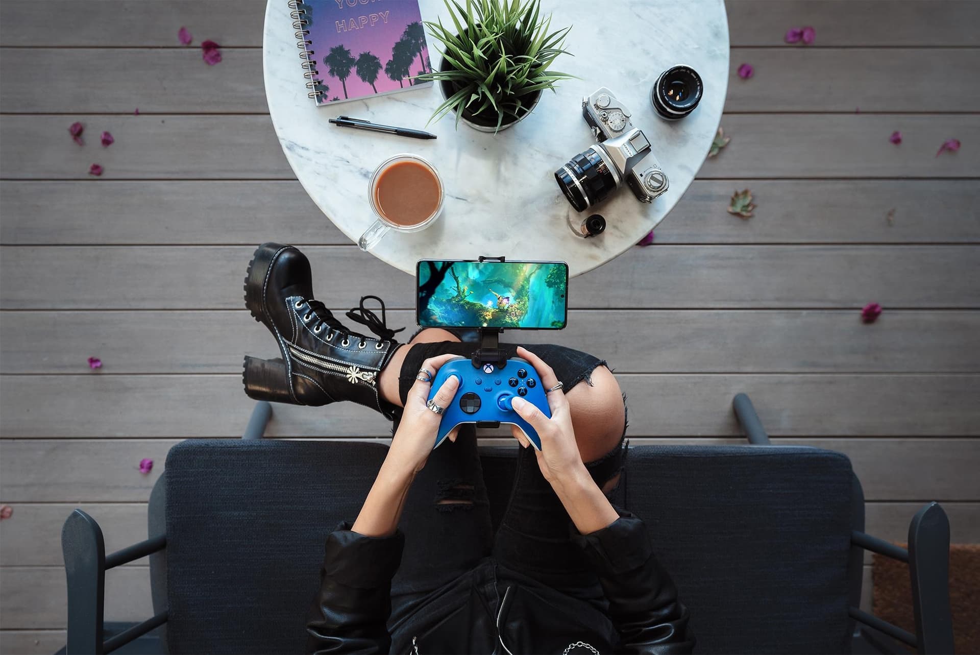 25 Xbox Wireless Controller - Shock Blue