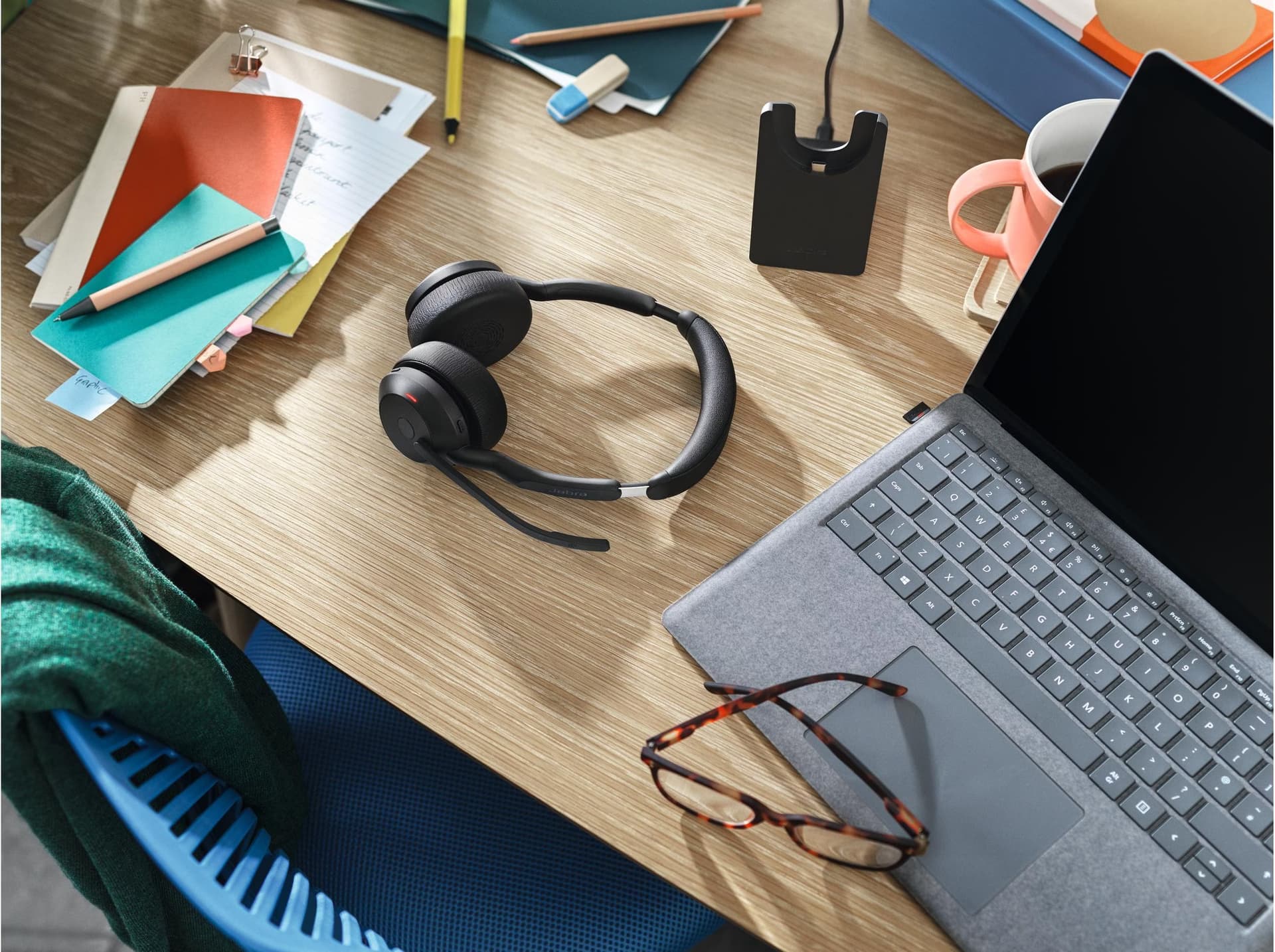 Jabra Evolve2 55 MS Stereo com suporte de carregamento