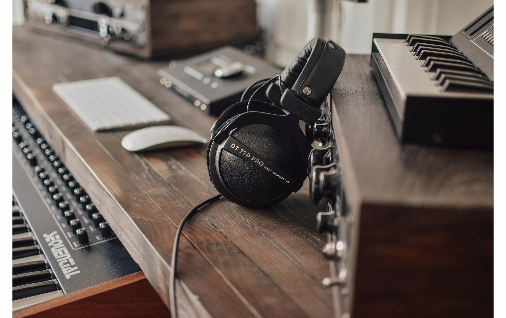 Beyerdynamic DT 770 Pro 80 Ω Preto Edição Limitada - Auscultadores fechados de estúdio com fio